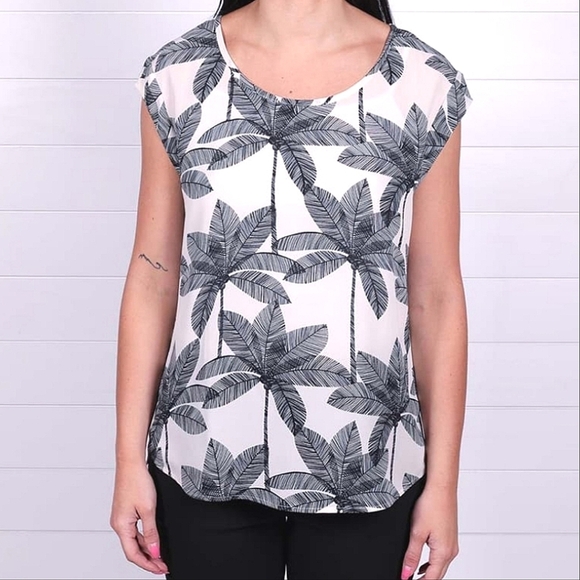 Cream Cap Sleeve Blouse with Bold Tropical Print Size Large - Picture 1 of 7